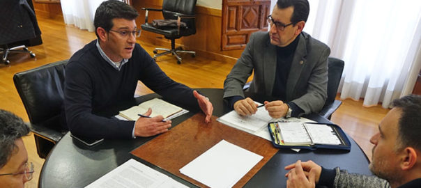 El batle d'Ontinyent, Jorge Rodríguez, i el vice-rector de la UV, Jorge Hermosilla, han tractat els detalls de la primera Universalut