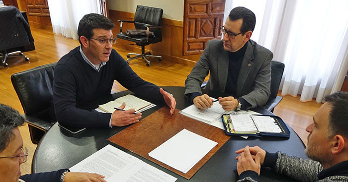 El batle d'Ontinyent, Jorge Rodríguez, i el vice-rector de la UV, Jorge Hermosilla, han tractat els detalls de la primera Universalut