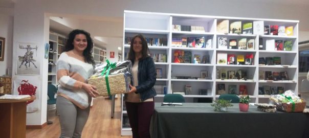 Mélani Revert (esq) va quanyar l'any passat el 16è Premi Literari per la Igualtat en la categoria d'adults