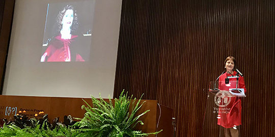 La rectora de la UV, Mavi Mestre, en l'homenatge de la universitat a Carmen Alborch (Foto: UV)