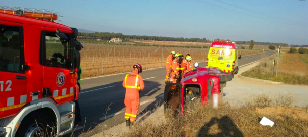 Bombers dels parcs d'Ontinyent i Alzira han acudit al lloc de l'accident (Fotografia: @BombersValencia)