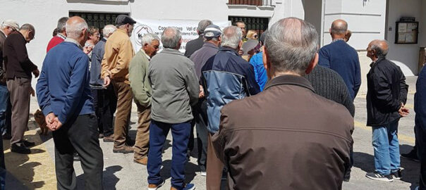 Concentració a la plaça de l'Ajuntament d'Ontinyent aquest dissabte 13 d'abril