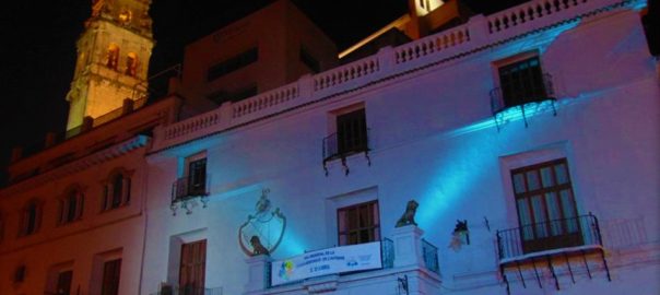 Ajuntament d'Ontinyent il·luminat de blau pel Dia Internacional de la Conscienciació per l'Autisme