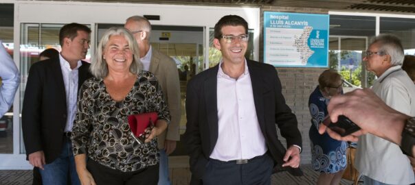 Margarita Llaudes i Jorge Rodríguez a la porta de l'hospital de Xàtiva