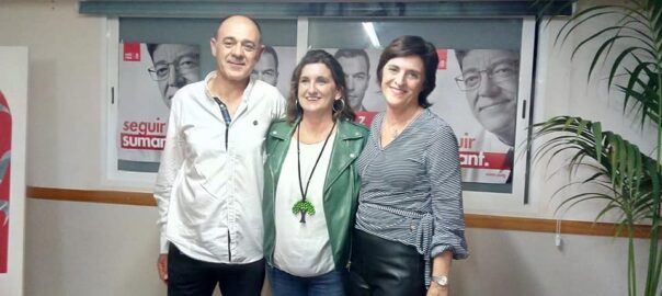 Mercedes Caballero, al centre de la imatge, amb Josep Penadés en un acte de campanya del mes passat