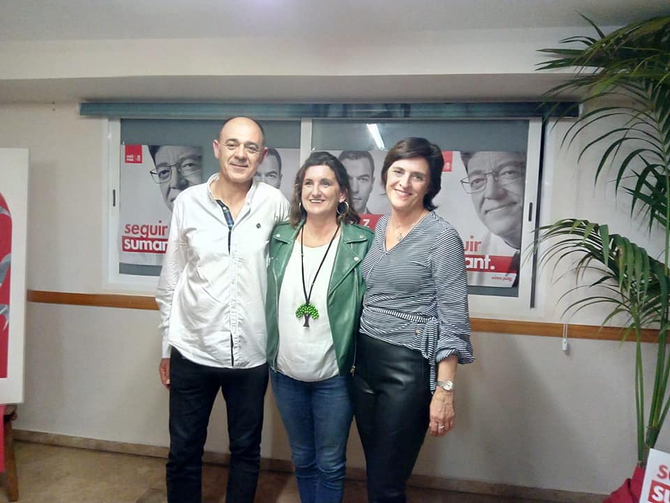 Mercedes Caballero, al centre de la imatge, amb Josep Penadés en un acte de campanya del mes passat