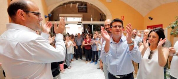 Ricard Gallego, a l'esquerra, en la tornada a l'ajuntament d'Ontinyent després de la detenció en l'operació Alqueria. Foto: EFE
