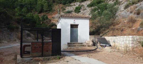 El pou nou d'Otos, darrere del construït en 1981 (Fotografia: Daniel Alfonso)