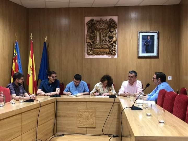 Acte de signatura de l'acord entre PSPV i Compromís previ al ple de constitució de l'Ajuntament de Benigànim