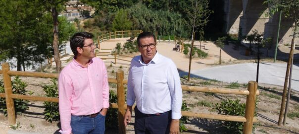 El batle, Jorge Rodríguez, i el regidor, Manuel Cuesta, de visita a la nova àrea d'esbarjo