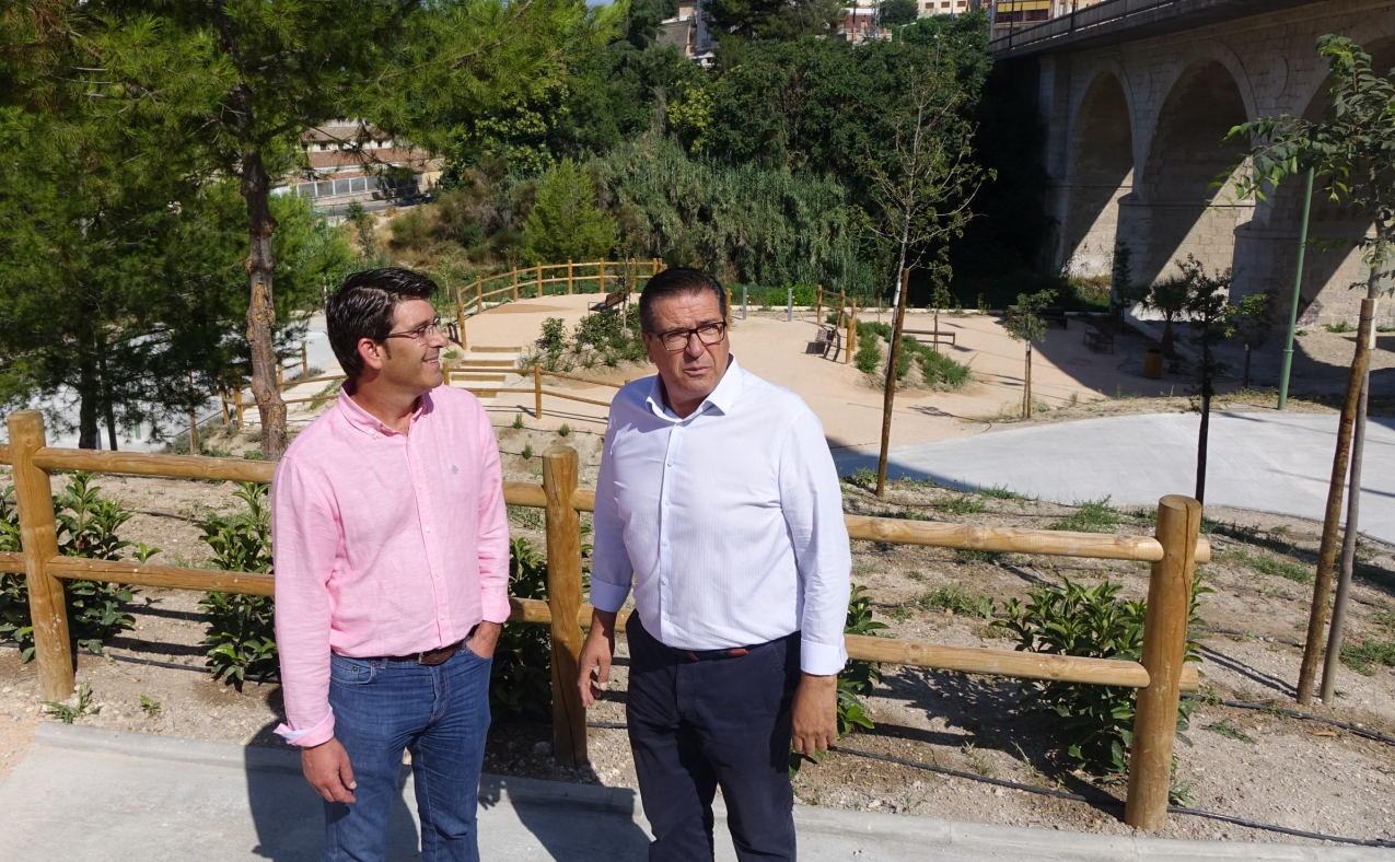El batle, Jorge Rodríguez, i el regidor, Manuel Cuesta, de visita a la nova àrea d'esbarjo