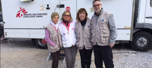 La matrona Carmen Salido (a l'esquerra de la fotografia) i el ginecòleg de l'Hospital d'Ontinyent Francisco Romero han treballat en un camp de refugiats de Lesbos