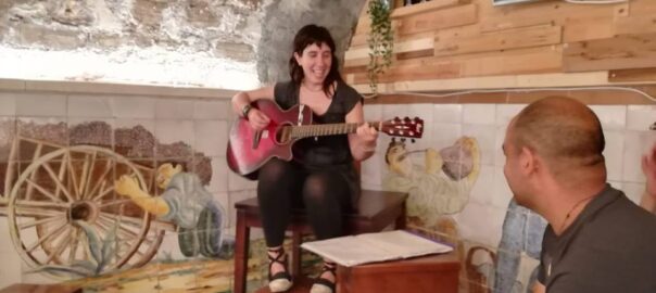 La cantautora ontinyentina Mireia Tortosa actua en la festa de benvinguda del campus d'Ontinyent de la UV