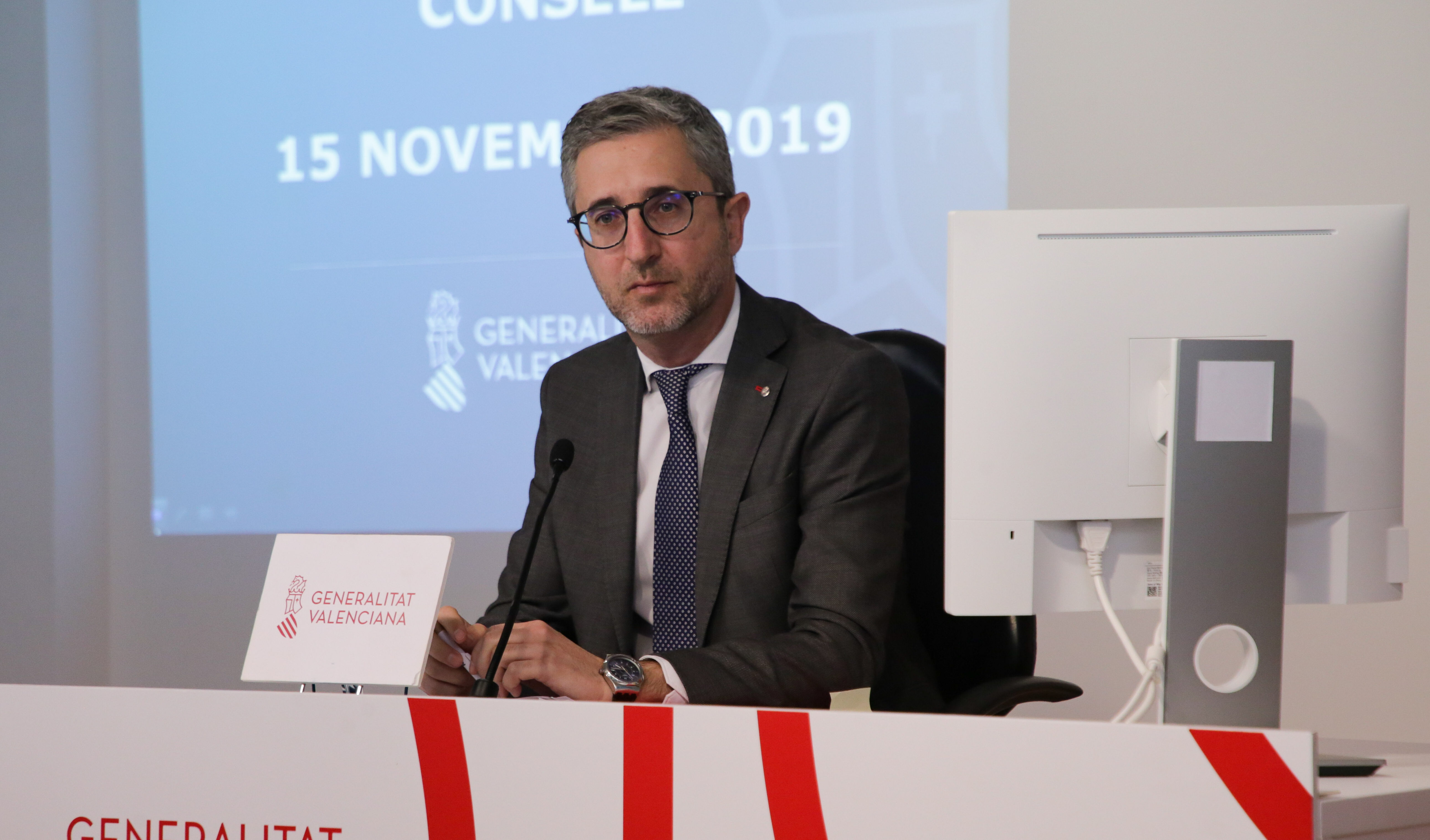El conseller Arcadi España en la roda de premsa posterior al ple del Consell de divendres 15 de novembre