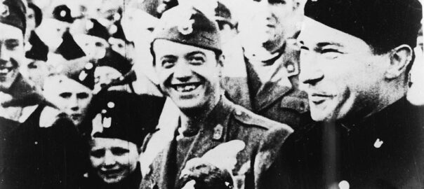 Vjekoslav Luburić, a la dreta de la imatge. Fotografia: historiesdeuropa.cat