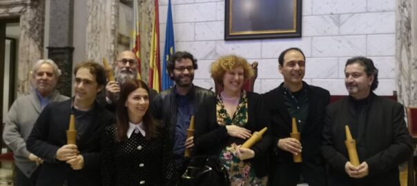 Francesc Mompó, a la dreta, en l'acte de lliurament dels Premis Literaris Ciutat de València