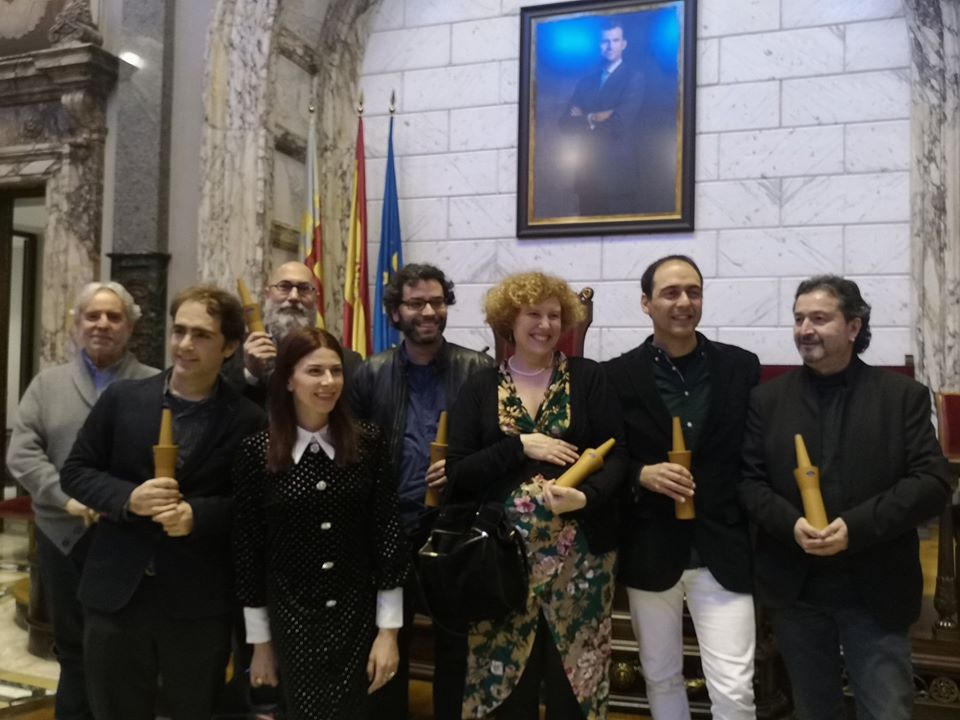 Francesc Mompó, a la dreta, en l'acte de lliurament dels Premis Literaris Ciutat de València