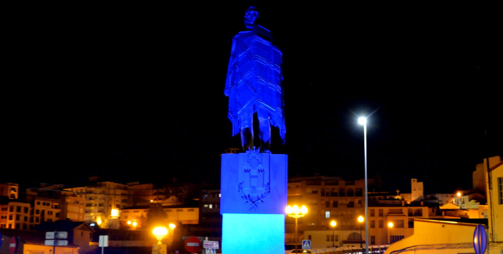 L'Home de la Manta, il·luminat amb motiu del Dia Mundial de l'Autisme (Fotografia: https://diamundialautismo.com)
