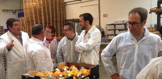 Simón Copoví a l'esquerra, durant una visita a la cooperativa de l'eurodiputat Jordi Sebastià