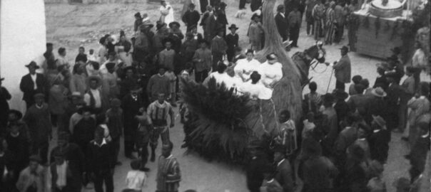 Imatge de principis del segle XX, amb membres del Ball dels Locos en una desfilada de carrosses