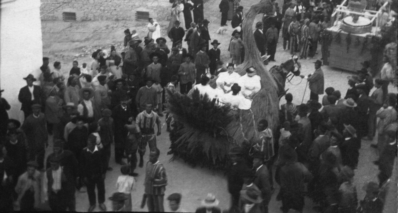 Imatge de principis del segle XX, amb membres del Ball dels Locos en una desfilada de carrosses