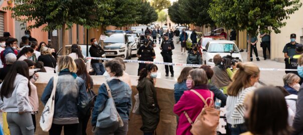 Concentració davant els jutjats d'Ontinyent en protesta per l'agressió sexual (Fotografia: Anmorsígol)