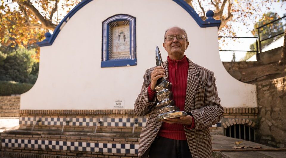 Ramon Haro amb el Premi Basset a Agullent