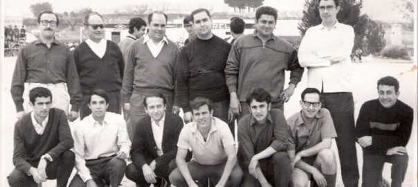 Partit de futbol en la festa de St. Tomàs del curs 1968-69. Dempeus: 2n per l'esquerra don Joaquín Esplugues, 3r don Gonzalo Yélamos, 4t don Víctor Arias