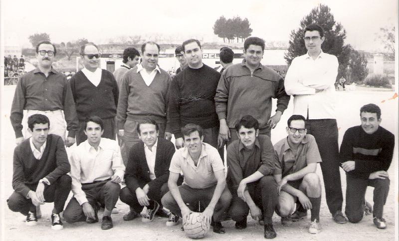Partit de futbol en la festa de St. Tomàs del curs 1968-69. Dempeus: 2n per l'esquerra don Joaquín Esplugues, 3r don Gonzalo Yélamos, 4t don Víctor Arias