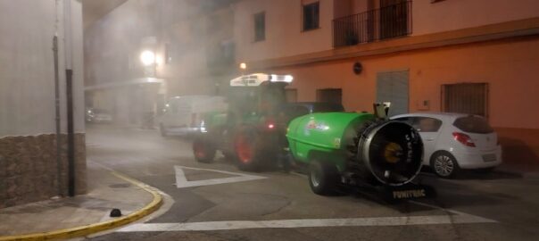 Treballs de desinfecció als carrers de la Pobla el Duc