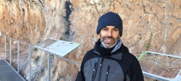 Rafa Jordà als abrics rupestres del Barranc de Carbonera de Beniatjar