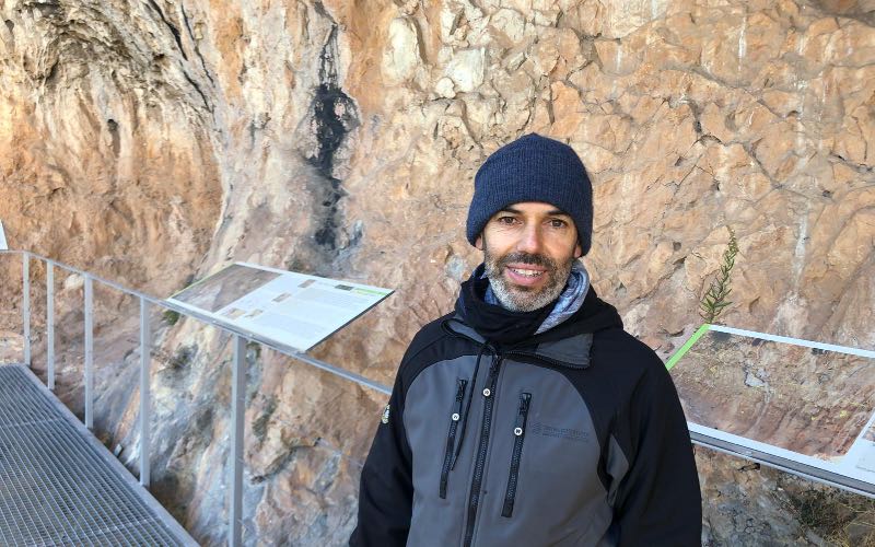 Rafa Jordà als abrics rupestres del Barranc de Carbonera de Beniatjar