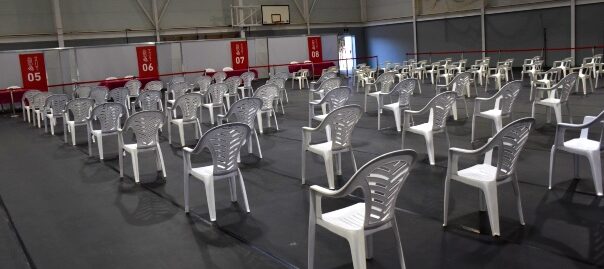 Sala del Pavelló Francisco Ballester de Xàtiva on s'administra el vaccí