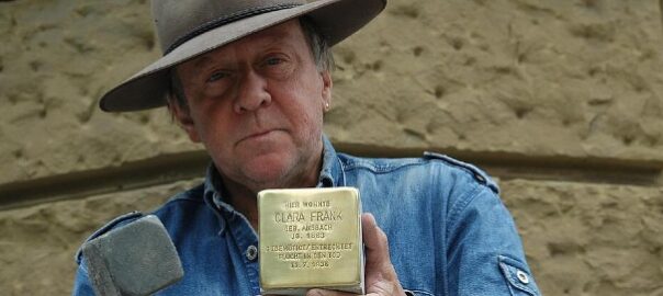 L'artista Gunter Demnig, autor de les Stolpersteine. Fotografia: S. Farkas