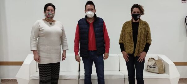 Les batlesses de Bellús, Susana Navarro (esq), i el Ràfol de Salem, Carolina Mengual, amb el secretari del Fons, el batle de l'Olleria Ramon Vidal