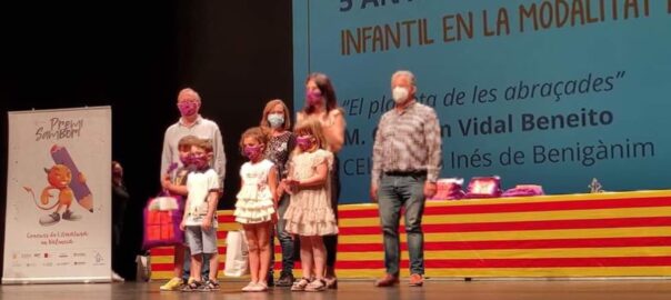 La mestra M. Carmen Vidal amb els xiquets de l'escola de Benigànim premiats