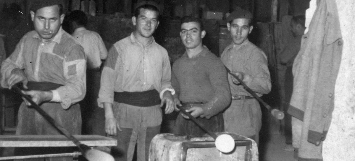 Vidriers de l'Olleria als anys 50 del segle XX (Fotografia: arxiu Col·lectiu l'Olla)