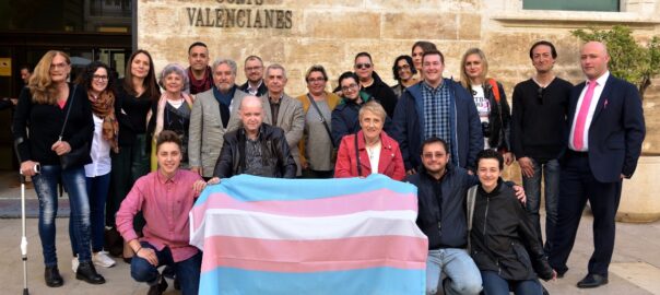 Celebració, el 30 de març de 2017, de l'aprovació de la llei a les portes de les corts