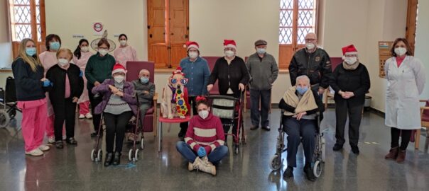 Usuaris del centre de dia en una jornada de teràpia assistida amb animals (Fotografia: Ajuntament d'Aielo de Malferit)