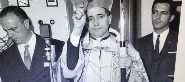 El bisbe franquista Guerra Campos entre Manuel Fraga i Adolfo Suárez