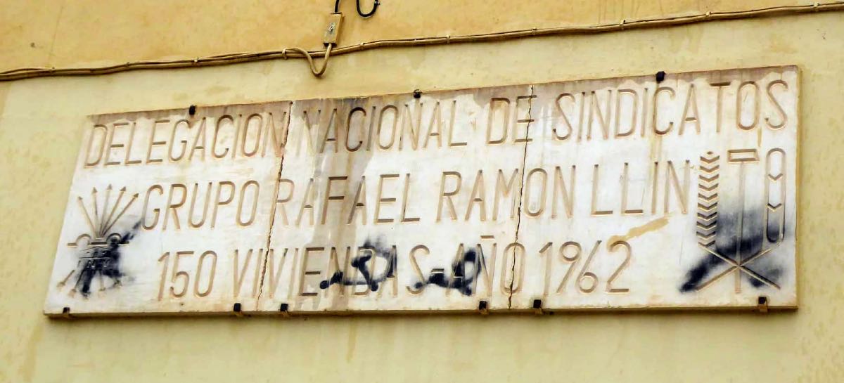 Placa amb simbologia de la Falamge al barri de Sant Rafael d'Ontinyent