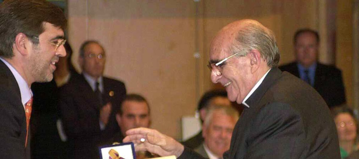 El president del govern balear Francesc Antich lliura la Medalla d’Or el 2002 al Bisbe de Mallorca Teodor Úbeda (Fotografia: EFE)