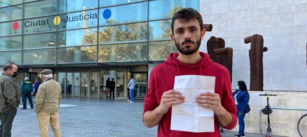 Alfredo Soler a les portes de la Ciutat de la Justícia de València amb l'informe de lesions