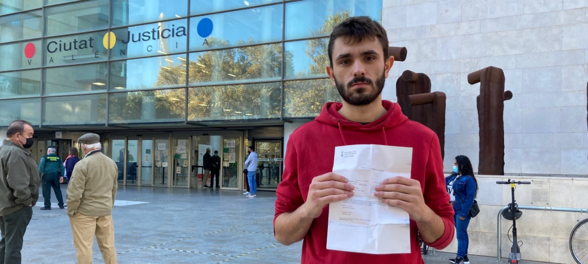 Alfredo Soler a les portes de la Ciutat de la Justícia de València amb l'informe de lesions