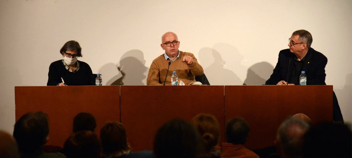 Vicent Partal i Esperança Camps, amb el jurista Gonzalo Boye, en un acte a València amb lectors de VilaWeb
