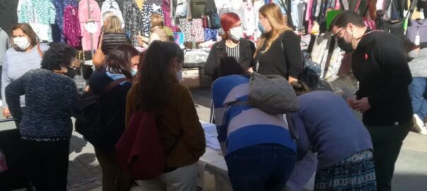 Parada de recollida de signatures al mercat de Benigànim