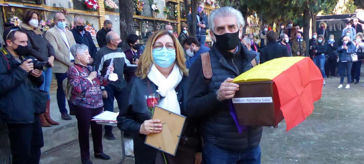 Marta Albiñana, amb el marit, al cementeri de Patetna el 7 de novembre passat