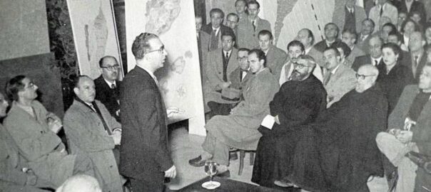 El professor Manuel Sanchis Guarner, en l'exposició sobre el Diccionari Català-Valencià-Balear a l'Ajuntament de València en 1951