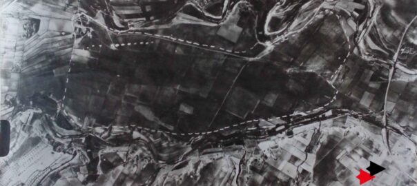 Fotografia aèria amb l'aeròdrom delimitat d'Otos/la Pobla del Duc. AHEA, A 12006