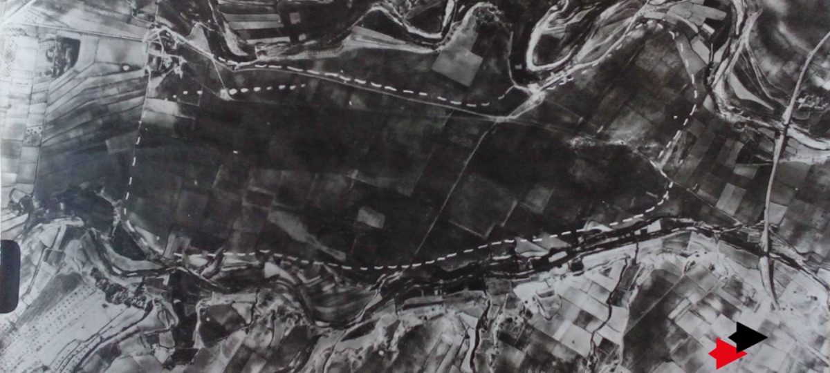 Fotografia aèria amb l'aeròdrom delimitat d'Otos/la Pobla del Duc. AHEA, A 12006